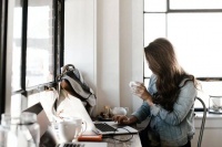 坐着上班都心累的你，已经被“情绪劳动”掏空了！