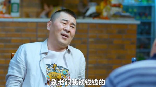 男人装穷被老丈人嫌弃，谁料他酒后吐真言，却被认为在吹牛