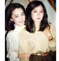 80年代，林青霞和吕秀菱的合影，个人认为吕秀菱长得更漂亮一点