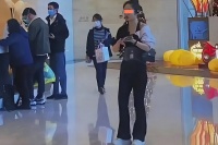 上海，年轻漂亮女子经常在一家公司大厅里自言自语：执念害人！