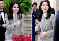 51岁韩国夫人近照，装扮似女高中生！满脸的科技感，皮笑肉不笑