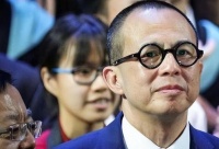 家族有3万亩地，郭晶晶却穿几十元的鞋，霍启刚公文包破了也不换
