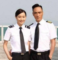 知名影帝与她一见钟情，婚后19年从没有做过家务，如今年近50仍似少女模样