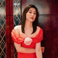 香港知名女星与儿子嘴对嘴亲吻惹争议，婚后罕见与丈夫同框秀恩爱