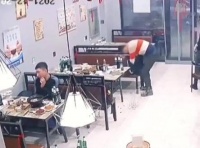 男子生意失败请朋友吃饭借钱，儿子悄悄拿压岁钱付饭钱……