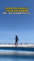 年轻的黑人男女在碧水蓝天下，无忧无虑，潇洒欢快地跳着舞！