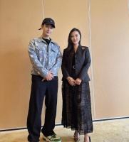 黄晓明和富婆总裁聚餐，一瓶酒10000元，引起网友热议