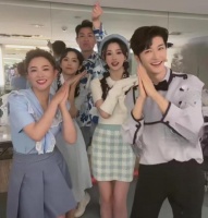 央视主持人520组团秀甜蜜手势舞，尹颂妆发比马凡舒月亮姐姐妖娆