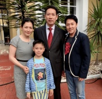 蔡国庆的富婆妻子太显老！晒全家福父子俩帅气，引起网友热议