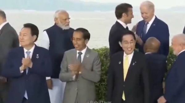 G7峰会合影后，莫迪老仙有点尴尬