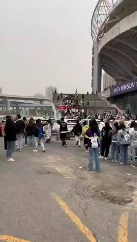 哈尔滨张杰演唱会,一帮没门票的人跑进了场……