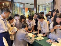 王蒙来益阳了！书迷朋友捧书欢迎