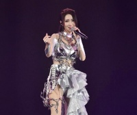 香港知名女星演唱会热舞不慎走光，打扮超妩媚，传与绯闻男友分手