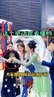 周雨彤秦岚何超莲同台举杯 大家碰杯时都朝何超莲的方向……