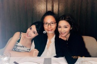 汤洛雯分享和妈妈妹妹甜蜜合影：母女三人像饼印，妈妈气质好