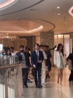檀健次王楚然拍戏逛商场，女主穿了恨天高都不方便走路了