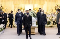 李泽钜李泽楷兄弟难得同框，一起出席世交葬礼，两人还为对方扶灵