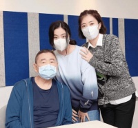 刘銮雄甘比大女儿刘秀桦露面，与杨颖首次同框，气质美貌不输妈妈