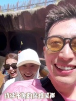 窦骁何超莲蜜月旅行vlog，夫妻俩一起去洛杉矶迪士尼游玩……