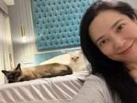 郭羡妮带11岁生日的女儿尝试玩溜冰 素颜展示现身真实年龄的样貌