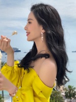 刘诗诗分享戛纳之旅碎片 穿明黄色抹胸礼服秀天鹅颈