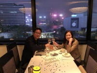 郑子诚60岁生日与一众好友吃饭庆祝 和太太挽手合影很有夫妻相