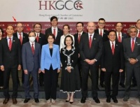 香港五大豪门聚会合影，李泽钜旁边的年轻人是谁？他才是隐形首富