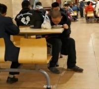 韦东奕近照曝光，食堂就餐只吃青菜和白米饭，朴素的令人心疼！