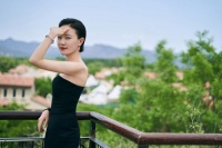 焦俊艳身穿一字斜肩礼服出席华表奖……