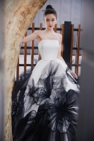 水墨画走出的仙女，黑白映衬光鲜亮丽，展现绝佳仪态！