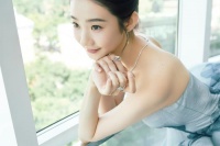 张艺凡华表奖第二套造型图 蓝色抹胸长裙好美，在逃公主即视感……