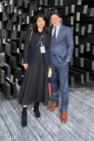 霍启刚晒和郭晶晶合照秀恩爱  郭晶晶一身黑色长裙搭配靴子好优雅