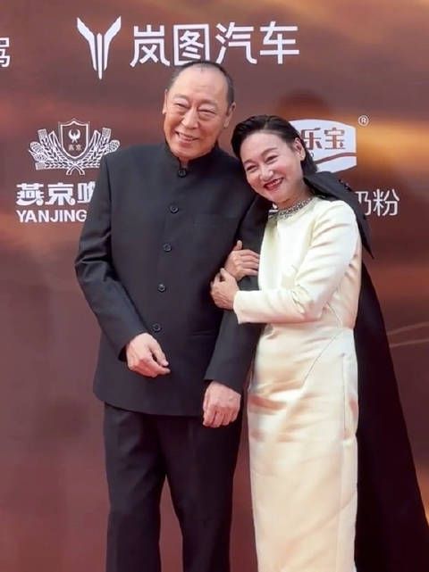 倪大红惠英红亮相华表奖红毯，两人都是低调且演技精湛的好演员……