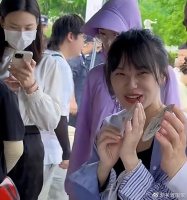 挖呀挖黄老师首次出席线下活动，无滤镜下颜值被嘲讽，知情人透露内幕