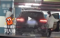 许嵩冯禧同框甜蜜逛街 结束后一同驱车离开