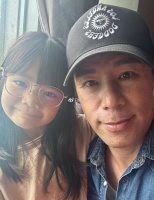 徐荣制造惊喜为天天庆生 与女儿同时亲吻太太脸颊很甜蜜