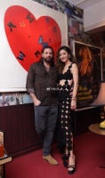 周汶锜打扮性感庆祝49岁生日 妹妹周丽淇罕见带着老公露正面合影