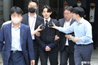正式被捕！刘亚仁戴上手铐画面曝光 男友也一并被收押