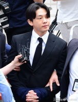 今天，刘亚仁在结束检方审问后，被押送至拘留所……