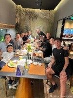李可晒照与朋友聚餐：谢谢大家的生日祝福