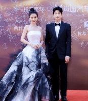 内娱风向变了？华表奖陈飞宇彭昱畅避C位，章子怡穿过季高定