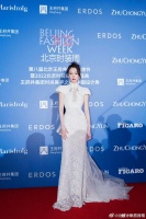 两位美女穿了同款礼服，你觉得谁的状态更好呢？