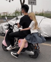 山东小伙买硅胶娃娃当女友，带其外出招摇过市，毫不在意他人目光