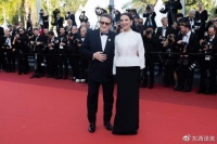 49岁超模“海妈”在戛纳放飞！扬起衣袖时胸前失守，被猜发福了