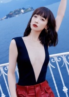 深V迷倒万千姐妹，大早上睁开眼就看见美女了，完全拿捏住我了！