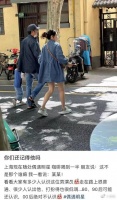 明道牵妻儿手逛街，牛仔裤配凉拖尽显朴素，妻子挺孕肚背包不娇气