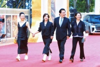 唐国强夫妇近况曝光！与刘晓庆搂抱合影，壮丽当众跪谢田华引热议