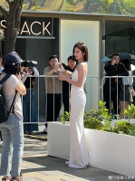 网友昨日偶遇颖儿，好瘦好高和精修没差啊！