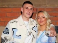 曼城众将携女友参加夺冠晚宴，考验衣品的时候又到了