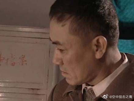 李云龙打架进了派出所被工作人员训斥……